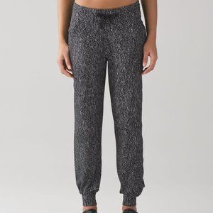 Lululemon Like New Ready to Rulu Pant in Jacquard Black White Size 4